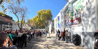 Ceven transform su fachada con arte y compromiso social en el Mes de la Tierra