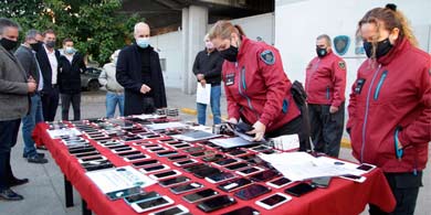 El Gobierno de la Ciudad comenz a devolver celulares robados a sus dueos