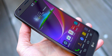 LG Flex, el primer smartphone flexible, llega a la Argentina