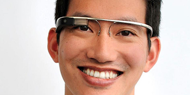 Microsoft se prueba anteojos para competir con Google Glass