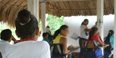 Paneles solares para conectar escuelas en zonas de conflicto armado