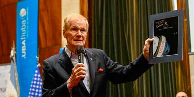 Bill Nelson, titular de la NASA, en la UBA: 