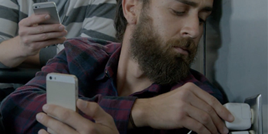 Samsung vuelve a burlarse de Apple en un comercial