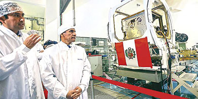 Humala supervis el desarrollo del PerSAT-1 en Toulouse