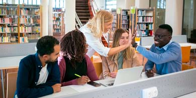 Simplifica la nómina integrando las incidencias de tiempo y asistencia en tu software HCM global