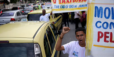 Miles de taxistas protestan contra Uber en Brasil